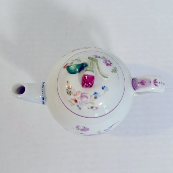Vintage VIctoria and Albert Museum Mennecy 1985 Porcelain Mini Teapot 4" x 5" - Picture 4 of 5